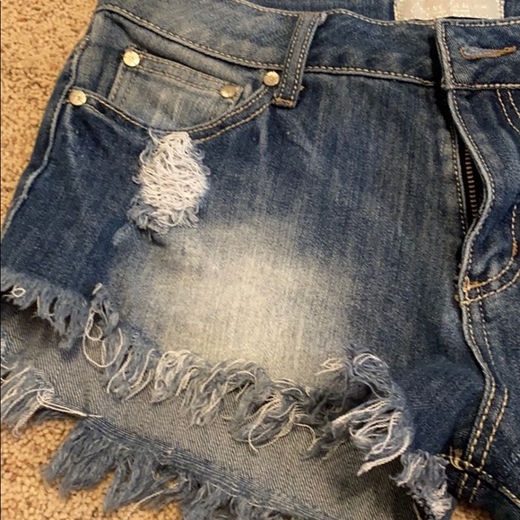 Almost Famous Jean Shorts - Picture 4 of 8